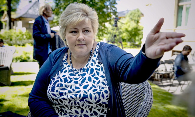 Slakter Erna Solbergs Kina-taushet: - Feigt